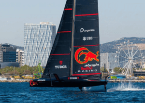 Alinghi Red Bull Racing hier gelukkig met mast