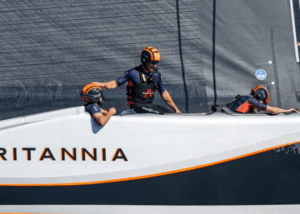 Blijdschap bij de Britten. Zij hebben nu een bijzonder sterke positie bij aanvang van de halve finales en mogen kiezen tegen wie ze varen. Foto- Ricardo Pinto:America’s Cup