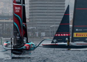 Emirates Team New Zealand tegen Luna Rossa. Luna Rossa wint omdat Emirates de baan verlaat door bliksem.